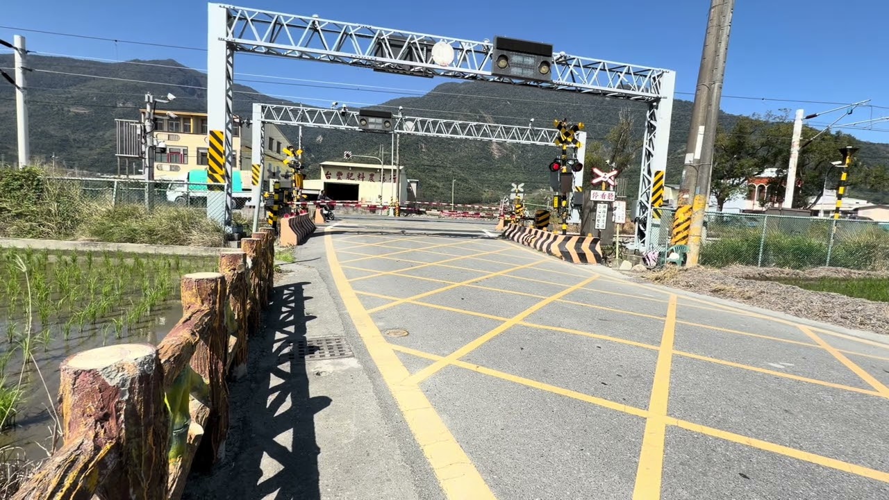 4521次EMU500區間快經過台東海端鄉2號德高里平交道（汽車闖越平交道）