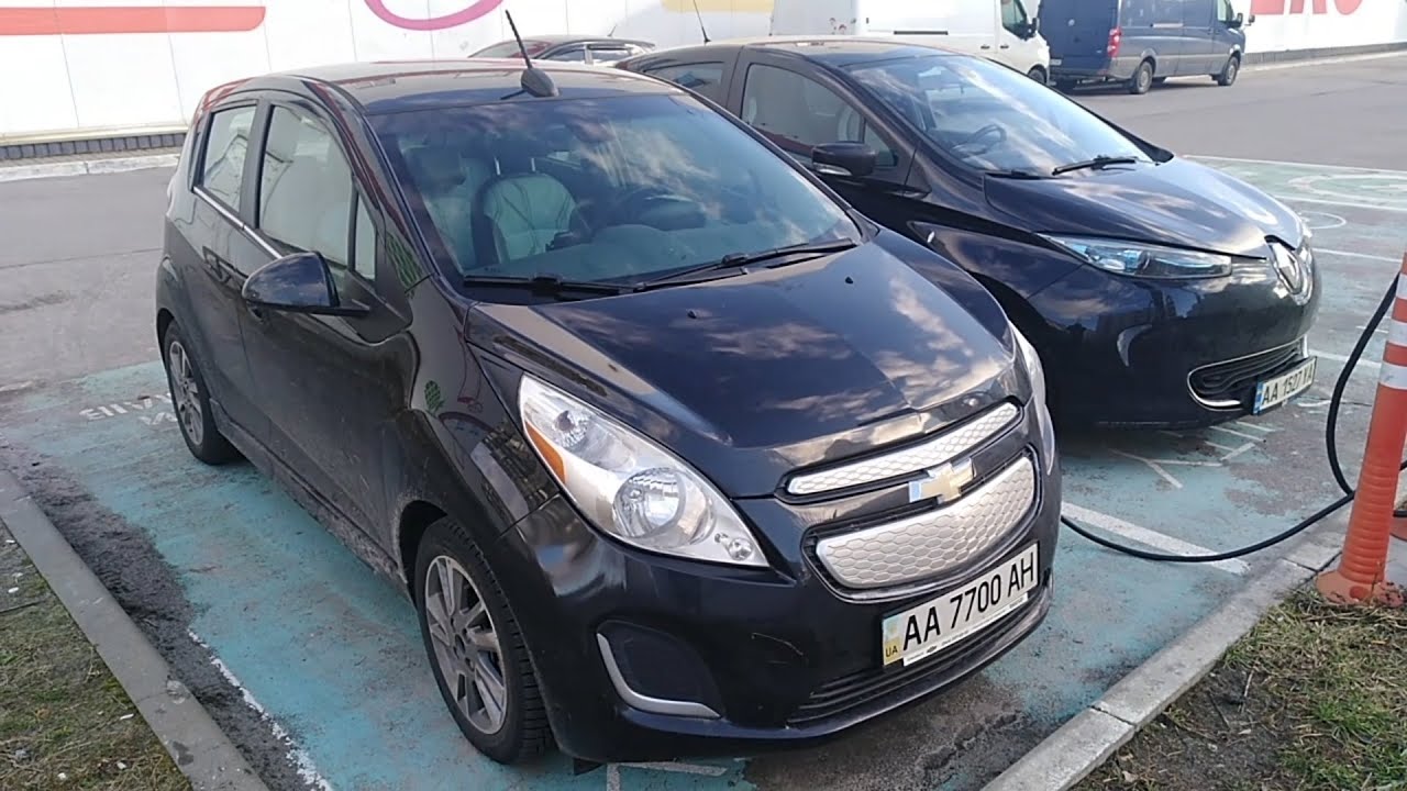 Renault Zoe: візуальне порівняння зі Chevrolet Spark EV