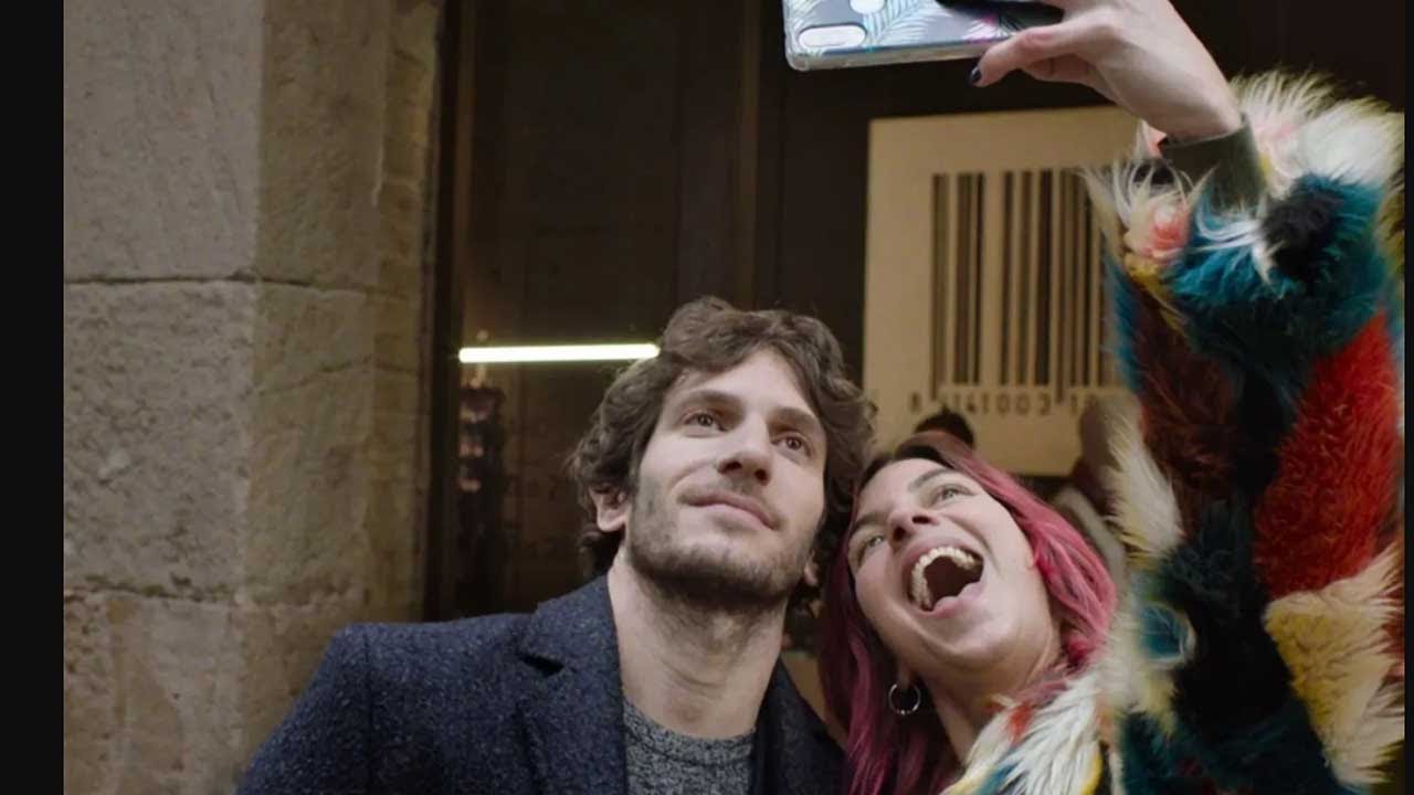 حبيبته بتسيبه لانه قبيح ومبهدل في نفسه فبيتحول لاجمل شاب عشان يخليها تندم وبيوقع في حبه اجمل بنت