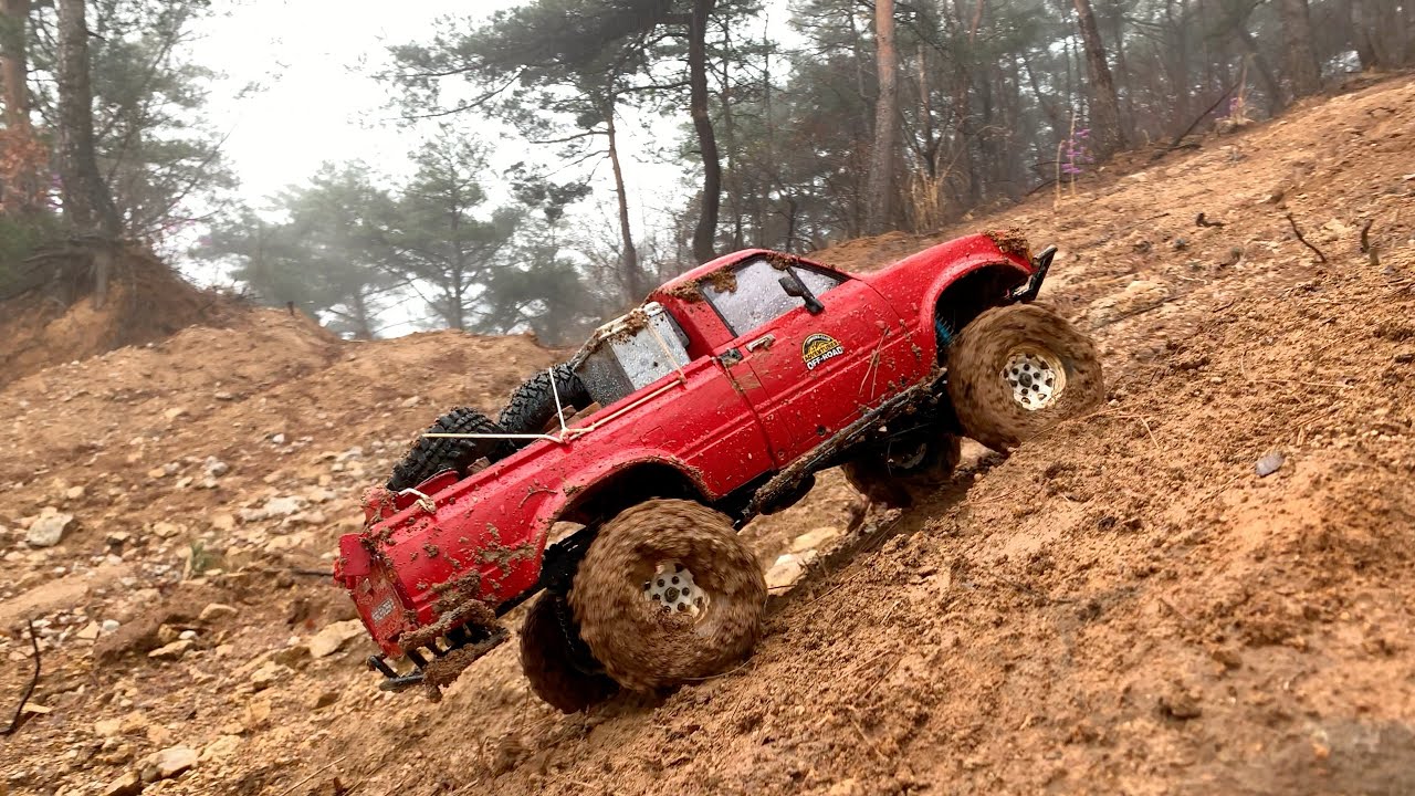 1/10 Scale RC car : RC4WD TF2 Mojave II Muddy Hill Climbing #25.