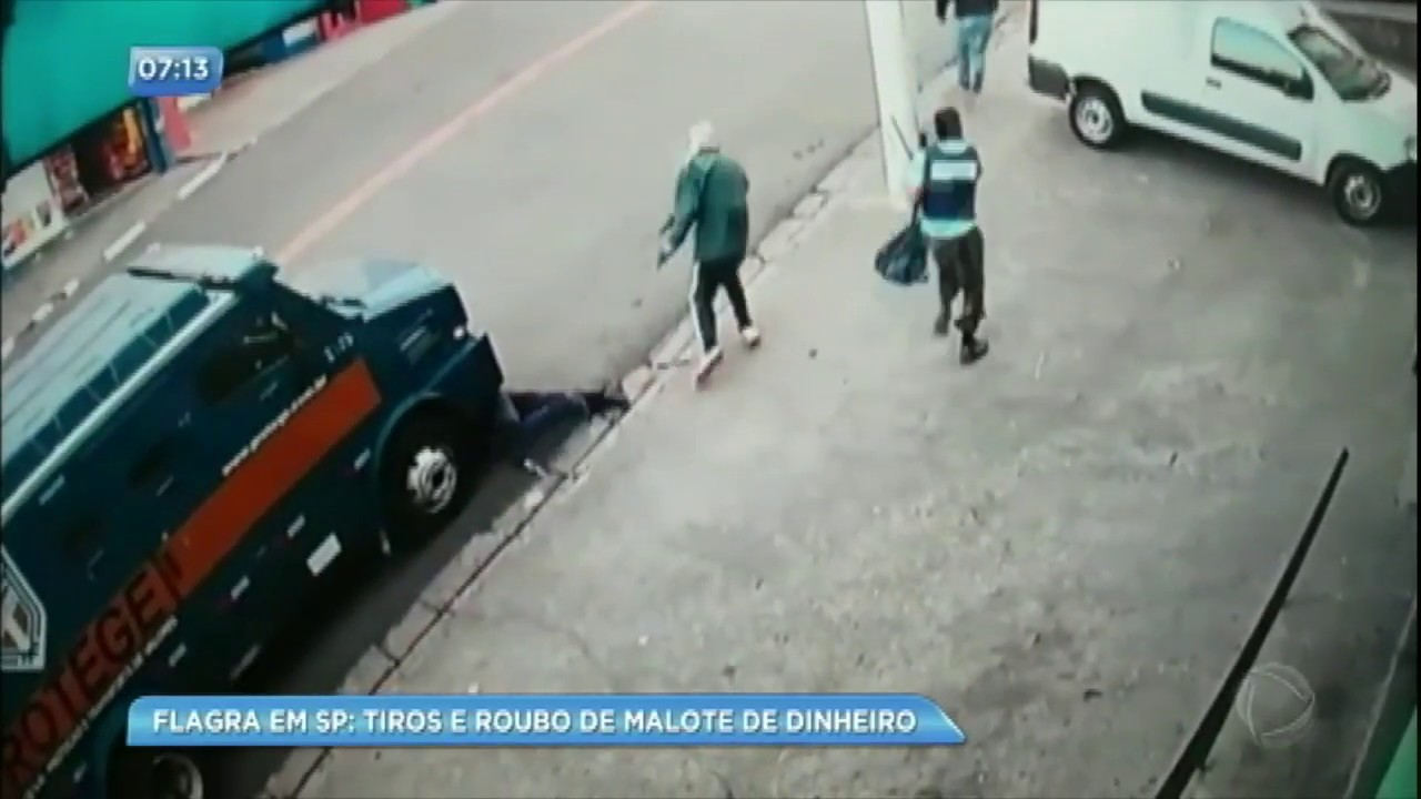 Bandidos roubam malote de carro-forte e atiram em seguranças