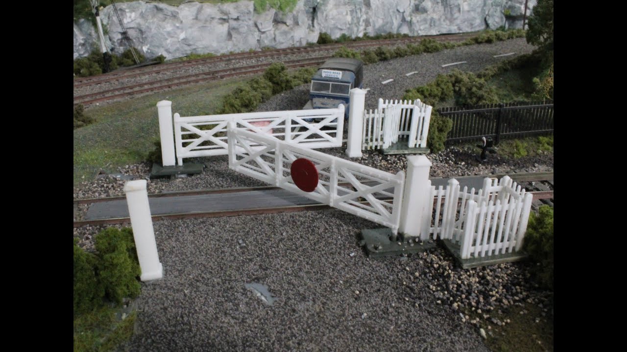 Working Model Level Crossing  00 Gauge- Byford Model Railway