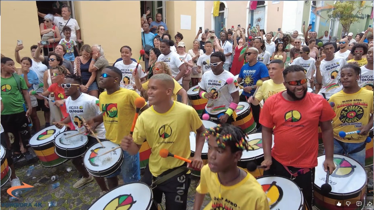 O Olodum Mirim mostrando toda sua força e tradição no Pelourinho, em Salvador.