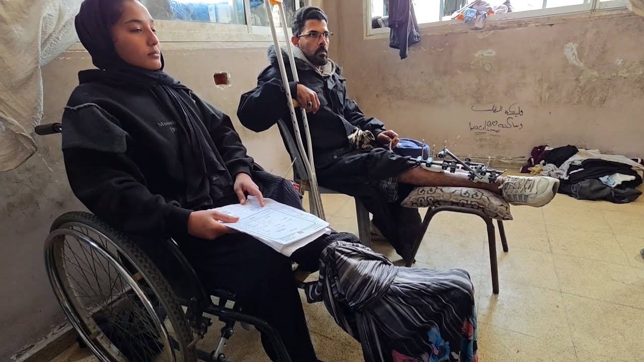 الطفلة ريماس أبو لحية ووالدها مصابان بنيران الاحتلال وينتظران السفر لاستكمال العلاج خارج غزة
