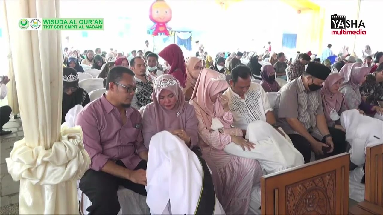 PROSESI SUNGKEM KEPADA ORANG TUA ***WISUDA TAHFIDZ QUR'AN SIT AL MADANI***