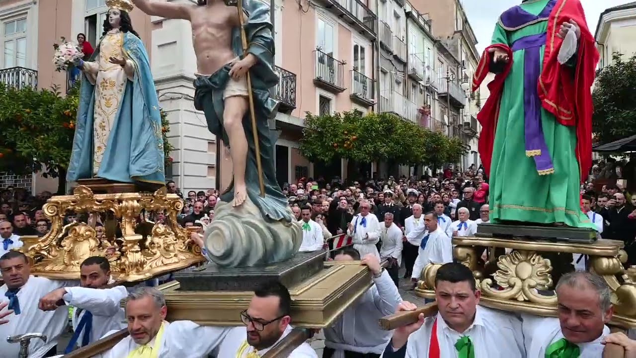 Vibo Valentia Pasqua 2023. AFFRUNTATA. LA GIRATA di CORSA su C.so Umberto I.