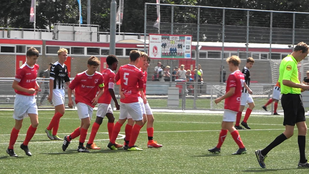 Eerste helft VV Bennekom JO17-1 - VV DOVO JO17-1.