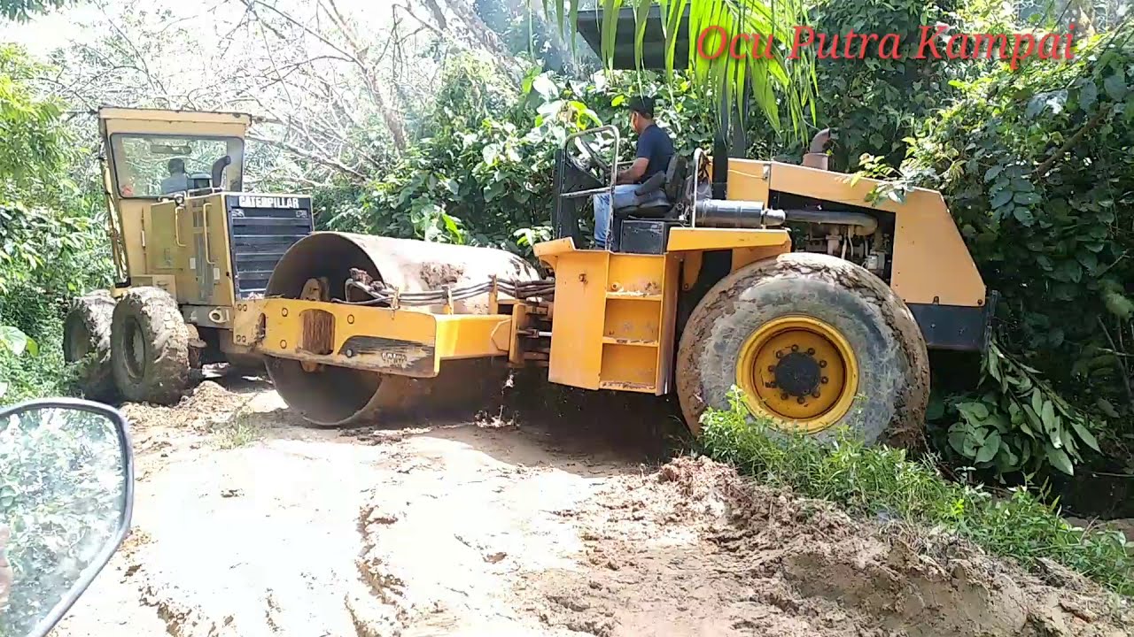 Автогрейдер Caterpillar 120H выходит из строя на мокрой, мягкой и скользкой дороге. Автогрейдер