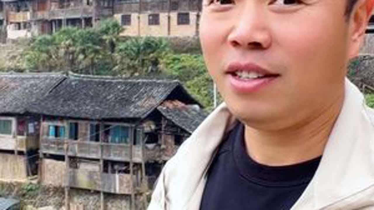 金丝楠木第一村，贵州拥有财富最多的村寨，一棵树价值就上千万 贵州黔东南台江县登鲁村，被称为金丝楠木第一村，也被称为贵州最富有的村寨，这里有着两万多棵的金丝楠木树，价值200W以上的树木就超过二百...