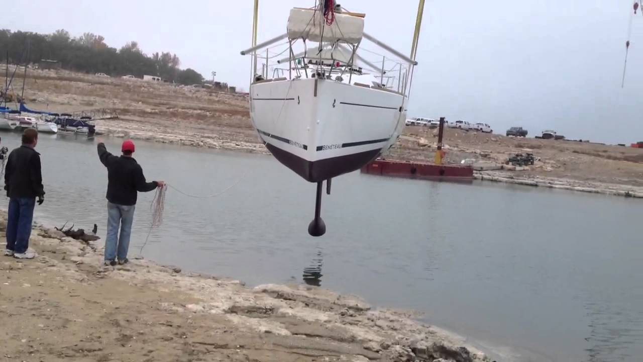 Beneteau Oceanis 34 crane launch