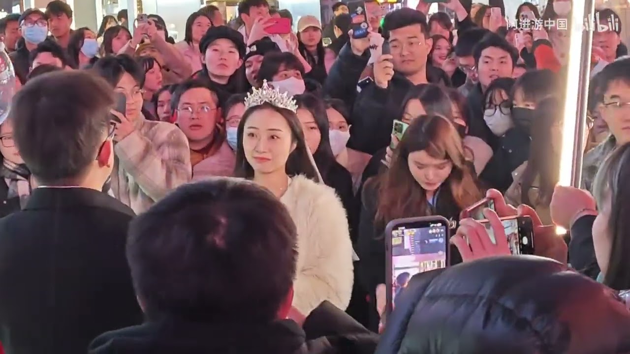 長沙平安夜街頭直擊：五一廣場驚現浪漫求婚，萬人圍觀「全城熱戀」！