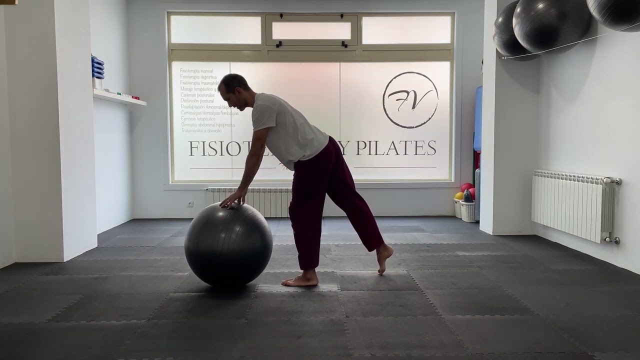 Fitball. Ejercicio terapéutico con pelota de Pilates. Pilates mat con fit ball.