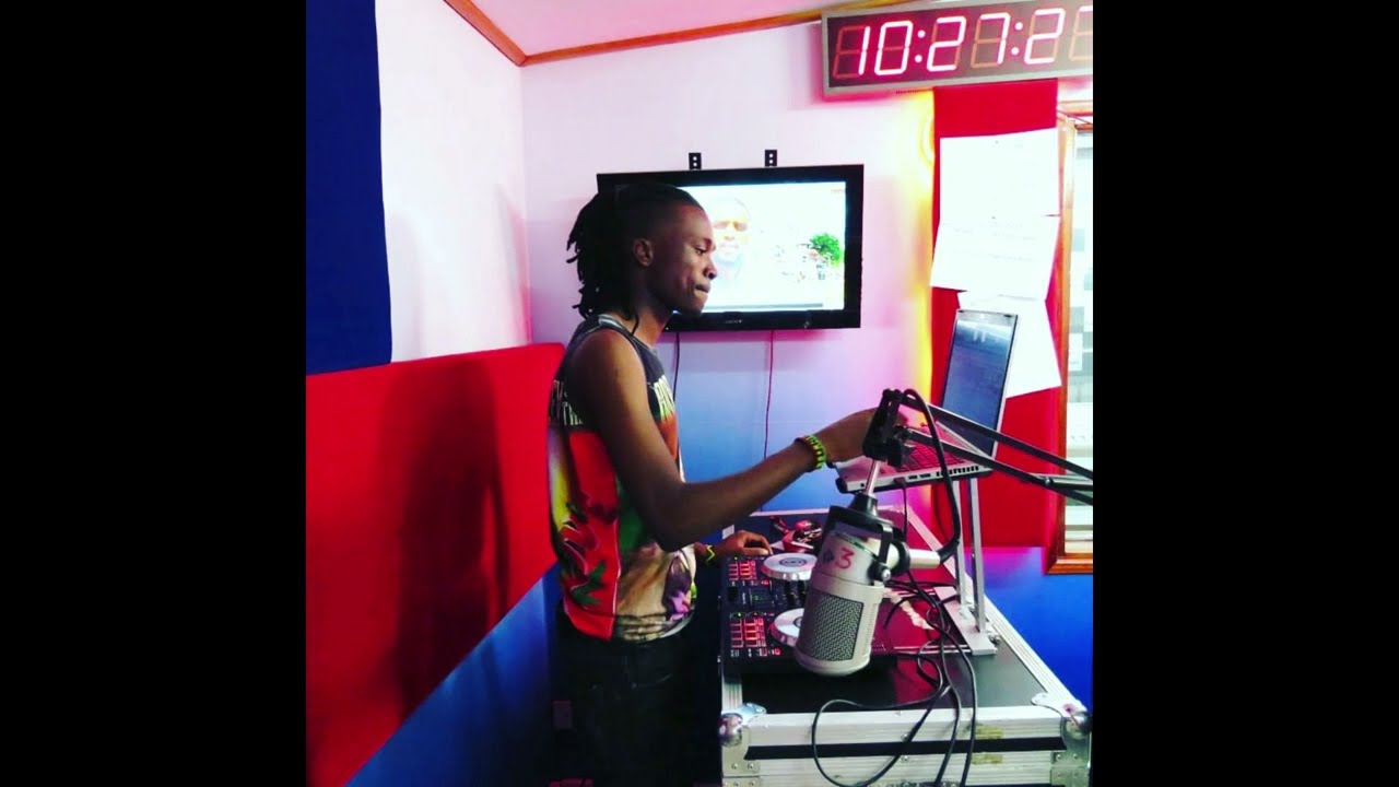 DEEJAY RAMBO AKITESA PEKEE YAKE USIKU SACCO BILA SHATTA BWAY