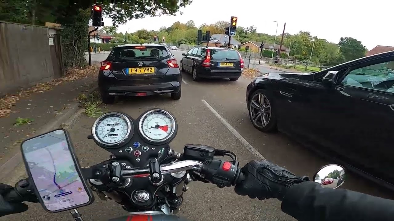 Triumph Thruxton 900 POV: Guildford - Wokingham (via Knaphill, Bagshot, and Bracknell)