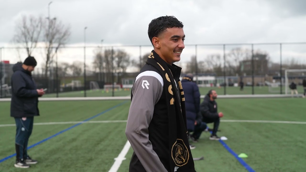 Ayoub Oufkir deelt 250 Ode aan Spangen shirts uit aan jeugdleden van MSV De Betrokken Spartaan