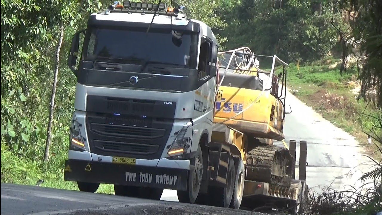 volvo muatan alat berat lintas Kalimantan 