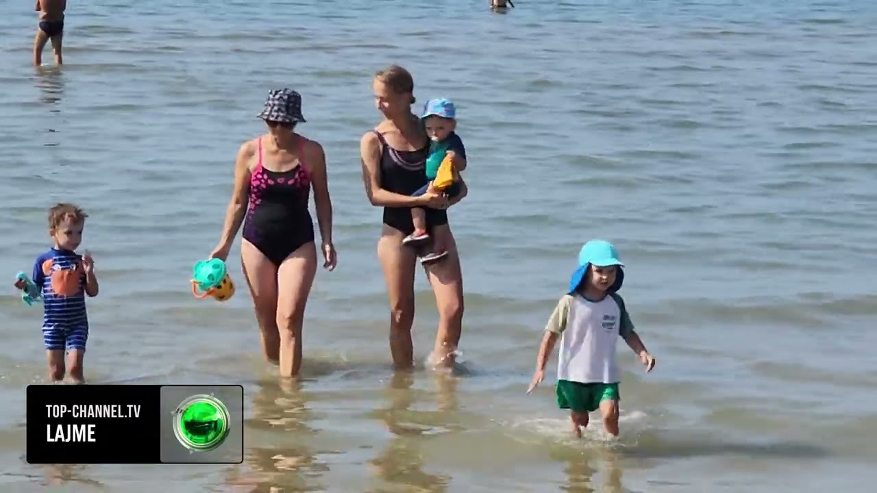 Top Channel/ Plazh në shtator! Bregdeti i Durrësit i mbushur me pushues, ende vijnë turistë