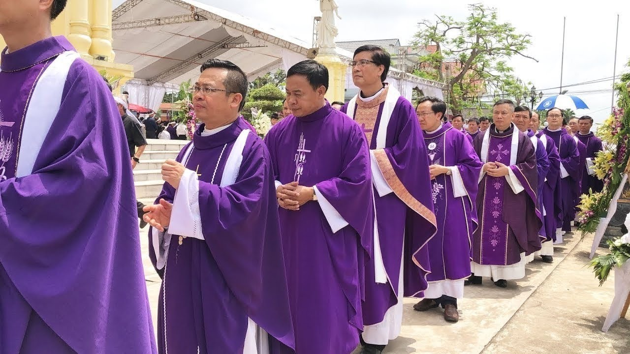 Di Quan Cha Cố Phê Rô Nguyễn Đức Long Về Nơi Phần Mộ An Nghỉ Đức Cha Chủ Sự Nghi Thức An Táng 