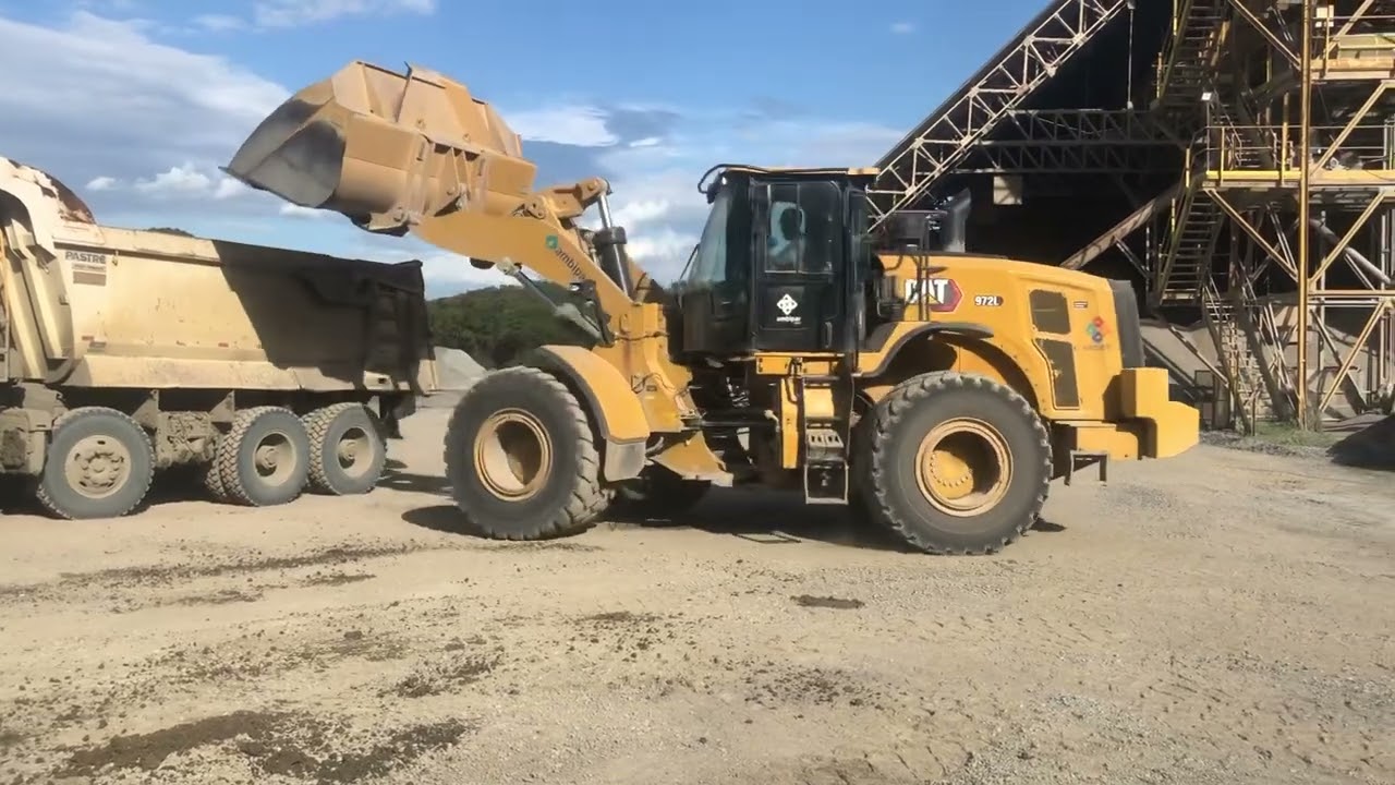 Pa carregadeira Caterpillar 972l 🚜Carregamento caminhões Volvo FMX500 4x8 🚛
