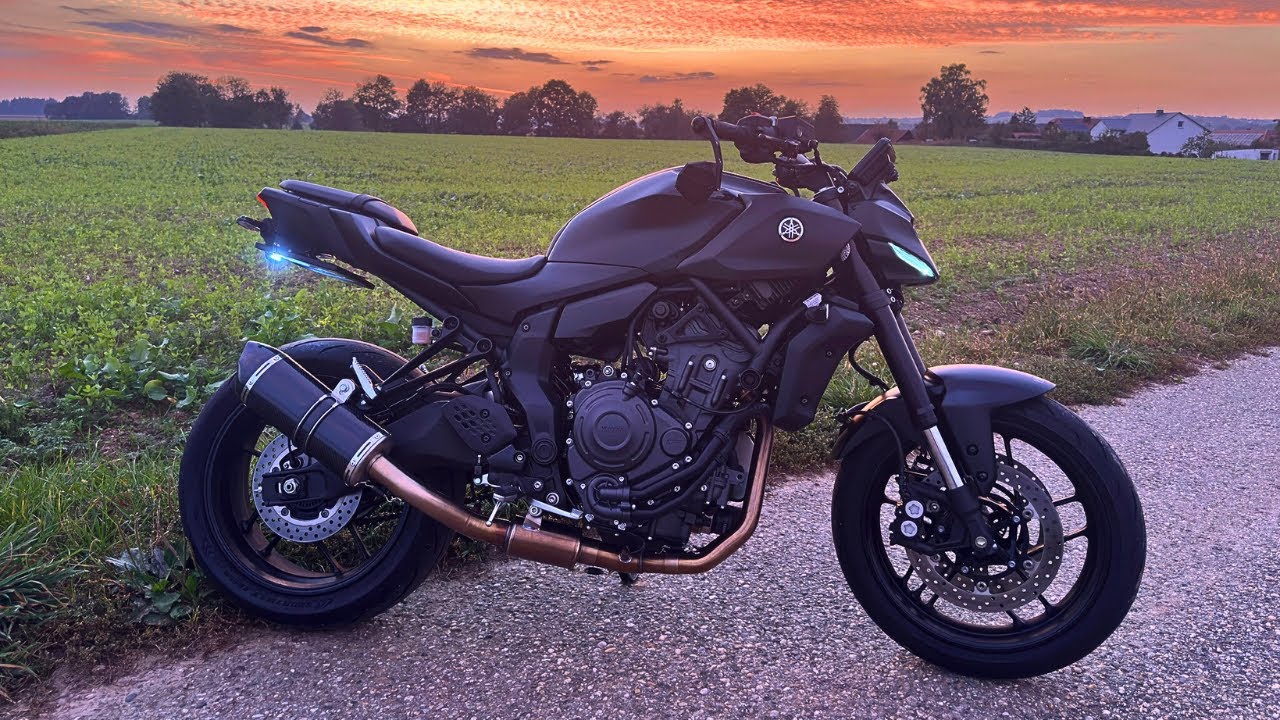 Yamaha MT 07 2025 Roadsitalia Startup / Revs + Popcorn / Wheelies and Fly by