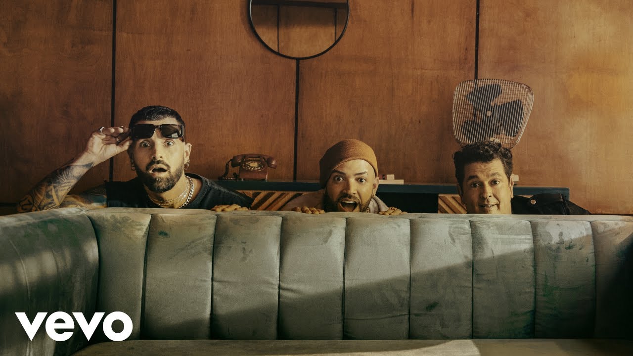 Nacho, Carlos Vives, Mike Bah&iacute;a - La Mitad (Video Oficial)