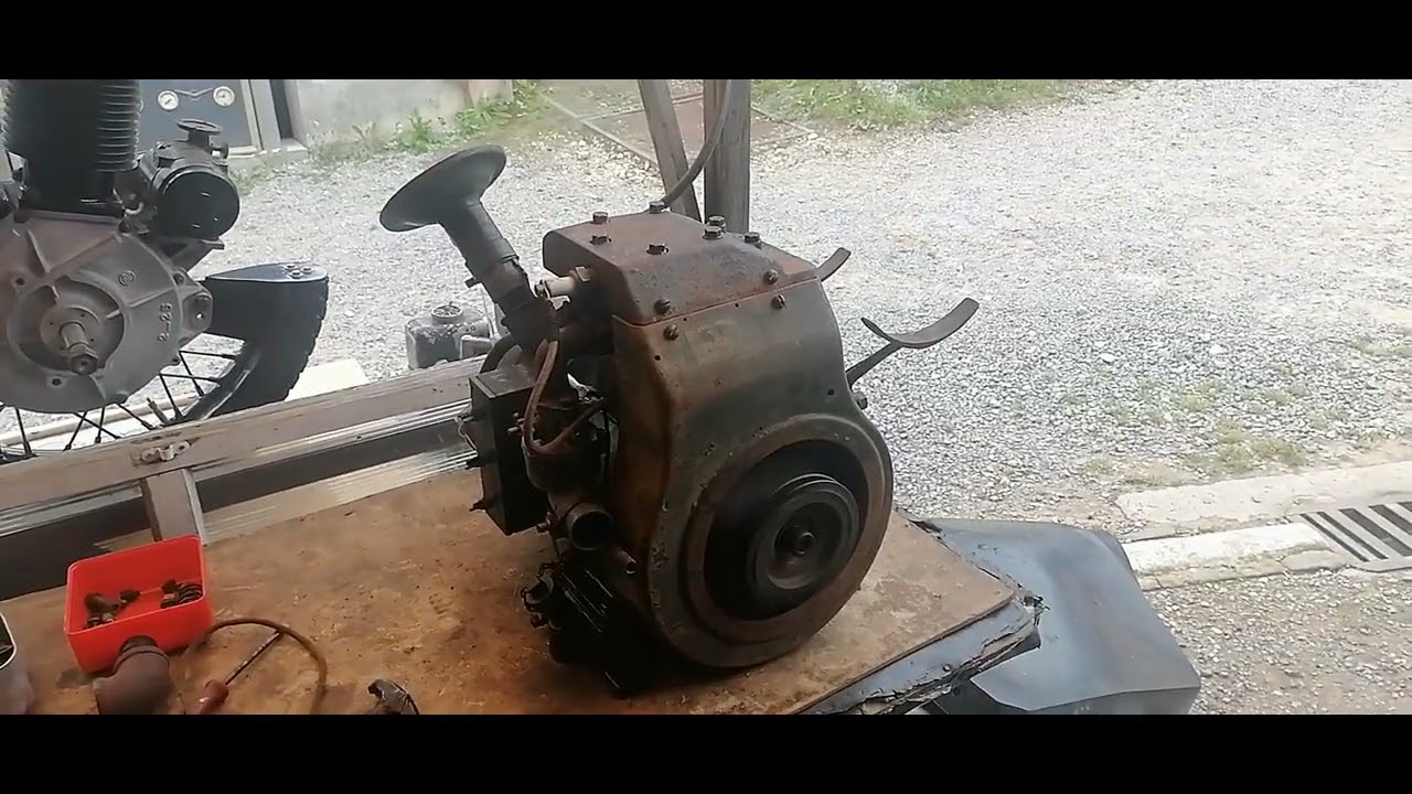 1943 Briggs & Stratton Model B . WW2 Charging Station