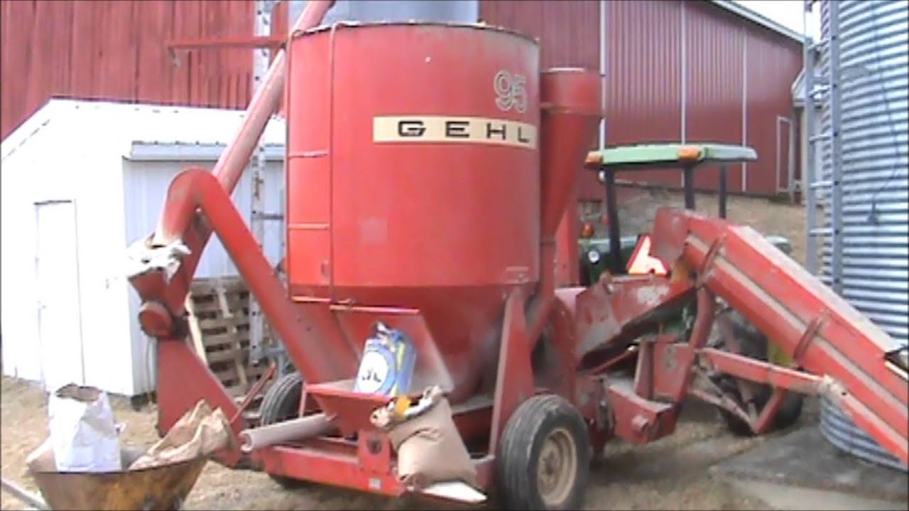 John Deere 2355 Grinding Feed With A Gehl 95 Grinder Mixer