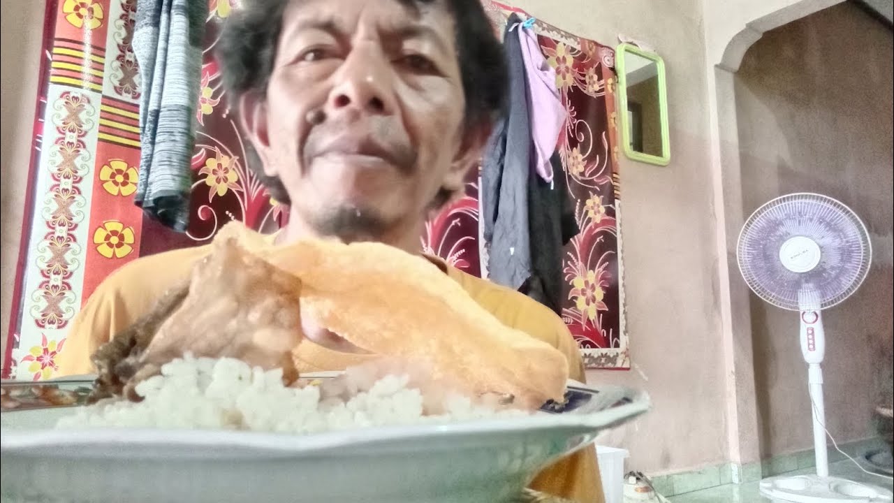 Alhamdulillah yarab nikmat sekali padahal makan Sama opak jadul goreng ayam timun oseng