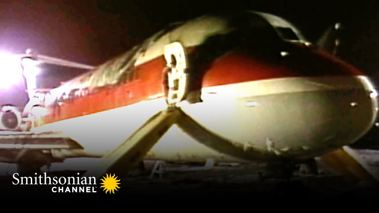 Terrifying Fire at 33,000 Feet Caused by Circuit Failure 🆘 Air Disasters | Smithsonian Channel