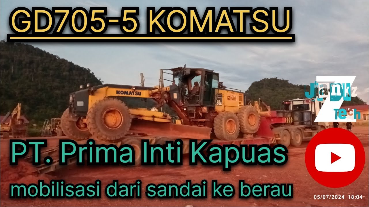 proses menaikkan GD705-5 komatsu ke atas lowboy truck. siap mobilisasi dari sandai ke berau