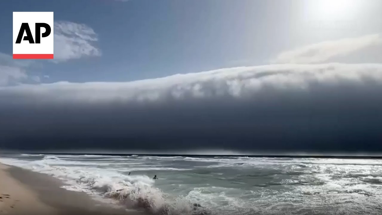 Rare cloud amazes beachgoers in Portugal