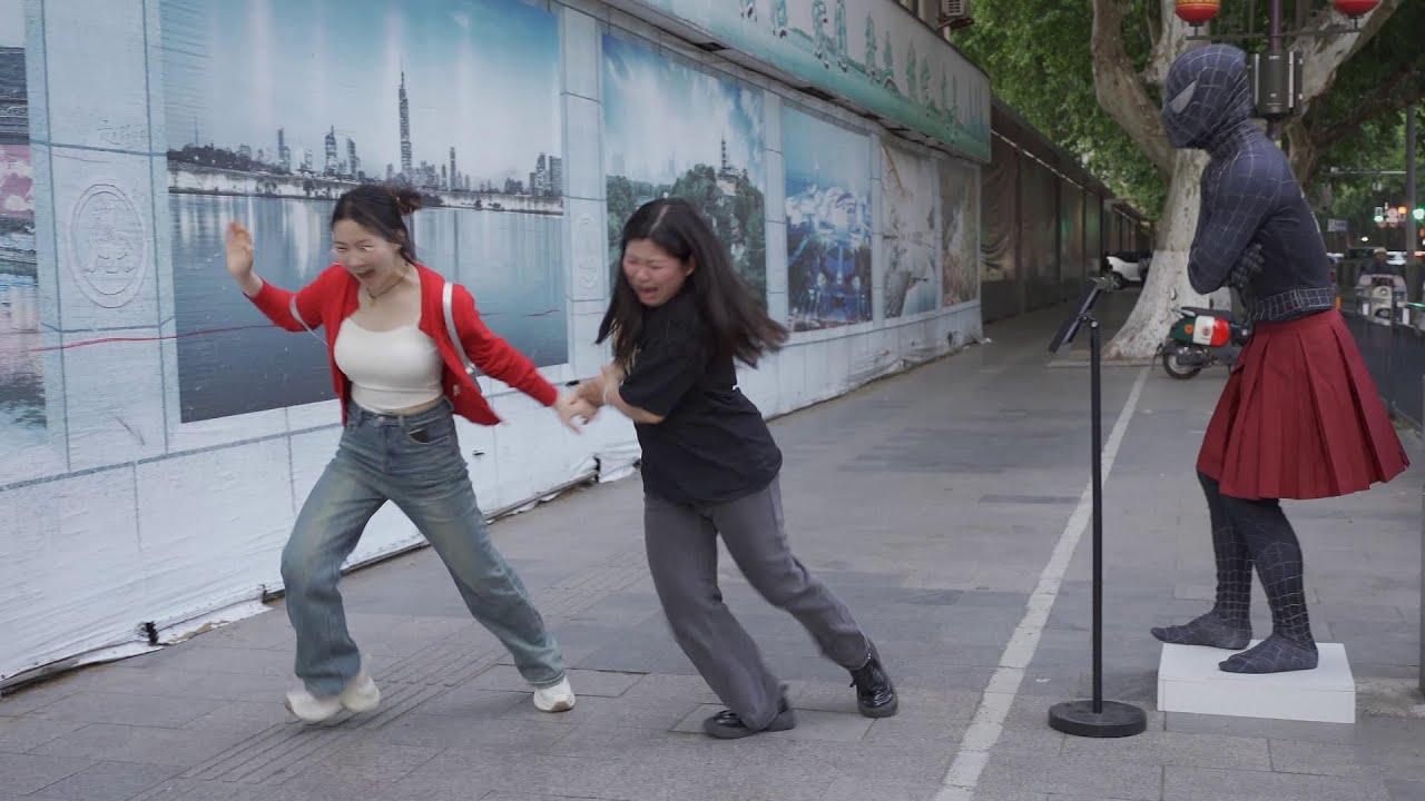 【270】黑蜘蛛恶作剧：妹子被吓的坐在了地上.Funny Black Spider-Man Prank in China: Pacific Rim Pilot Selection