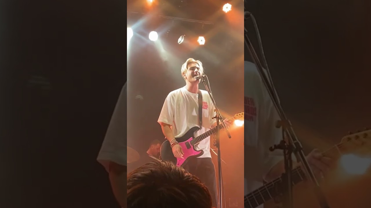 There was his wife on the 2nd floor where he pointed at🥺 