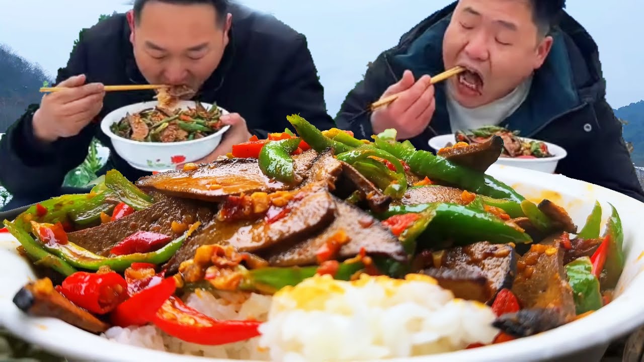 3斤豬肝，二弟做“辣椒炒豬肝”，香辣下飯連吃兩大碗米飯【鐵鍋視頻】
