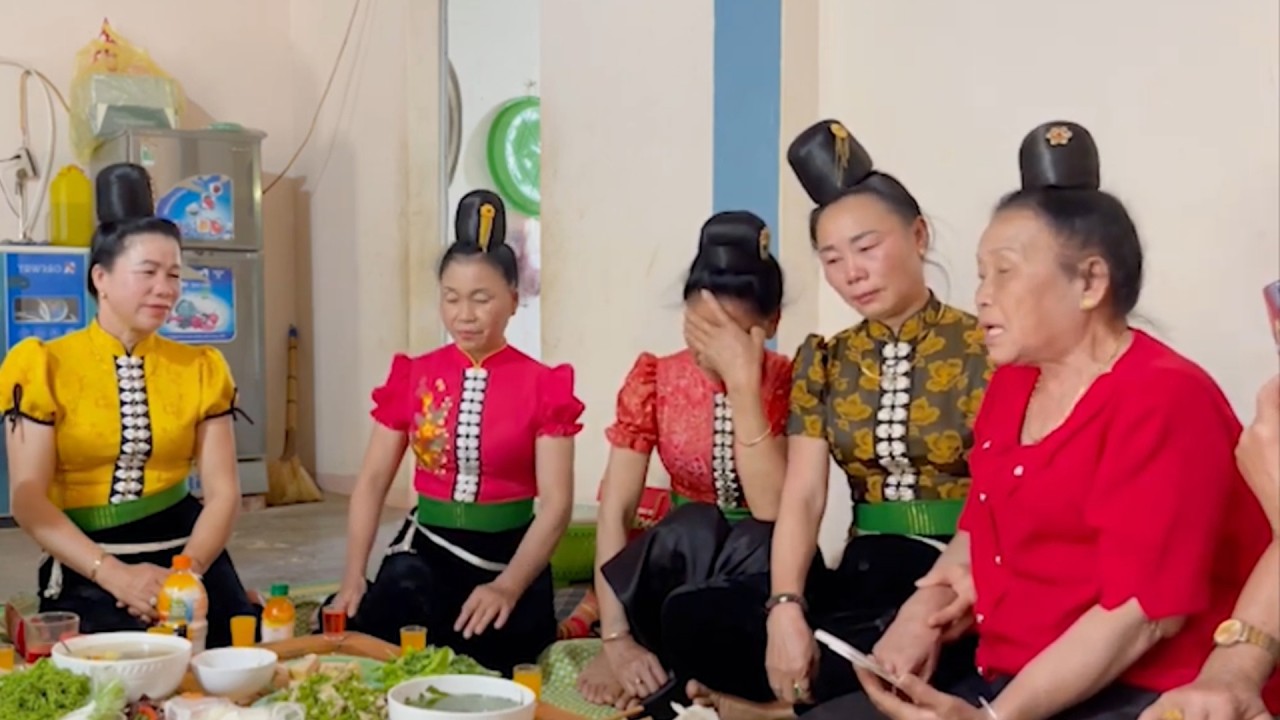 Bà É Hát Quá Hay, Khiến Mọi Người Trong Mâm Cơm Ai Cũng Xúc Động