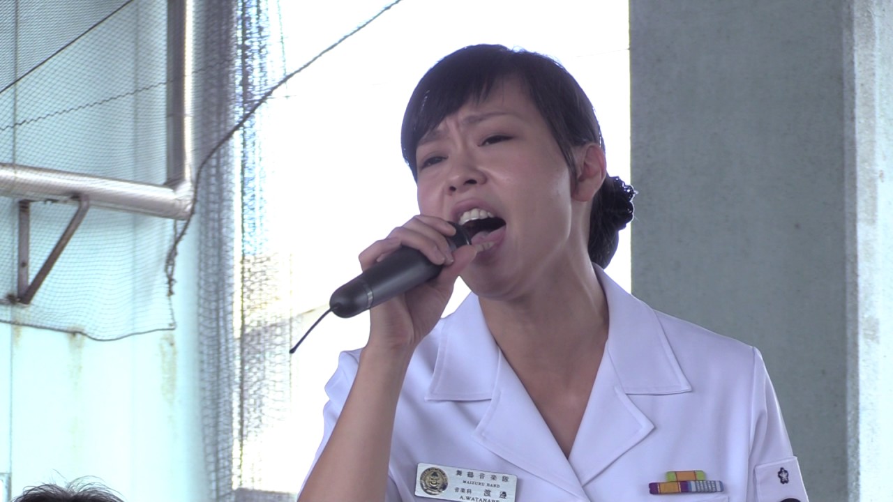 女性隊員の歌う「花束を君に」 