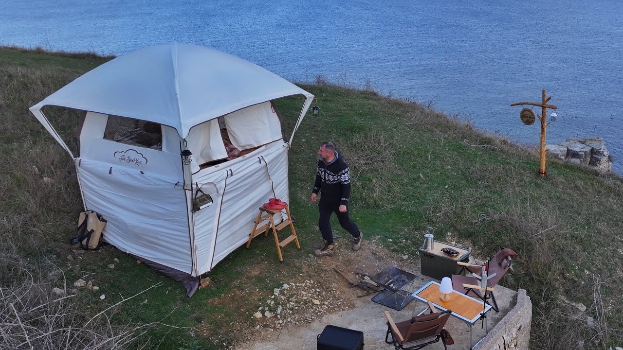 КЕМПИНГ НА КРАЙУ ОБРЕСА С 2-ХЯРУСНОЙ ПАЛАТКОЙ