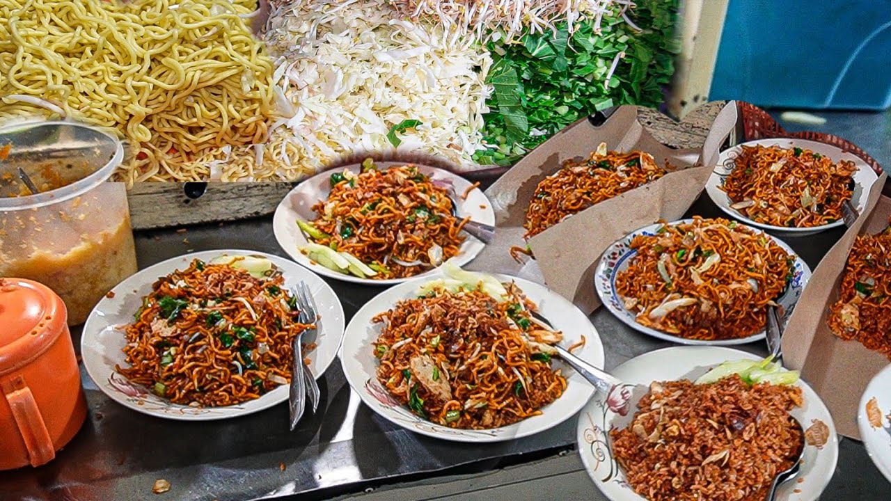 CUMA PAKAI GEROBAK TAPI YANG MELAYANI SAMPAI 6 ORANG PAKAI SERAGAM TEMPATNYA NGUMPET LAGI