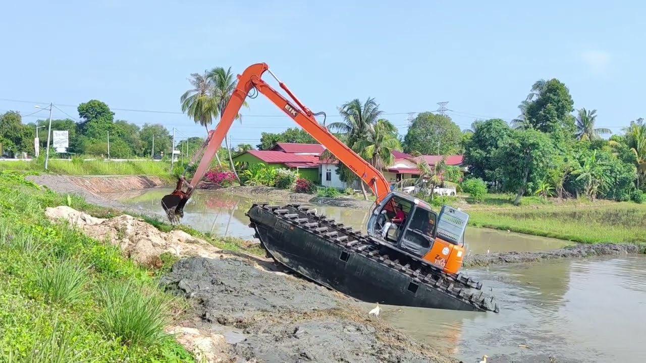AMFIBIA EXCAVATOR HITACHI ZAXIS 130 MANDI DI TENGAH HARI
