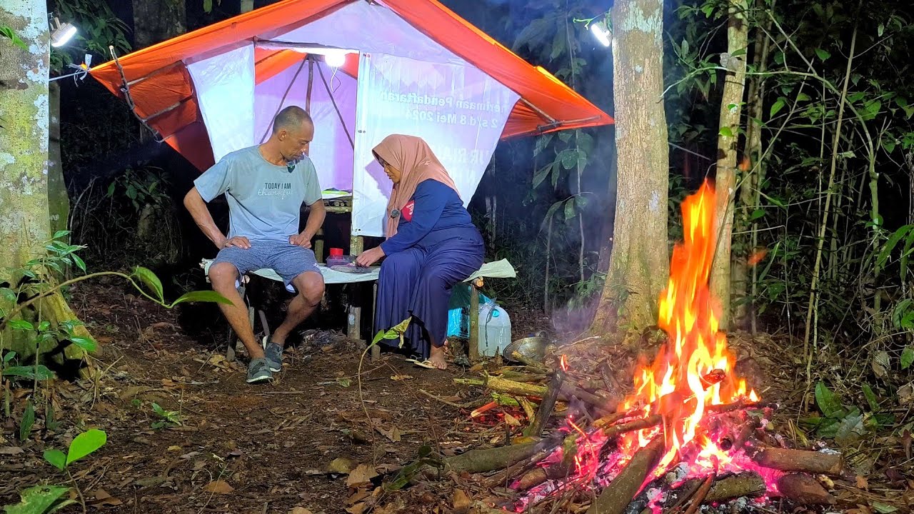 camping diguyur hujan deras tengah malam. menu istimewa dari ibu negara 🥰