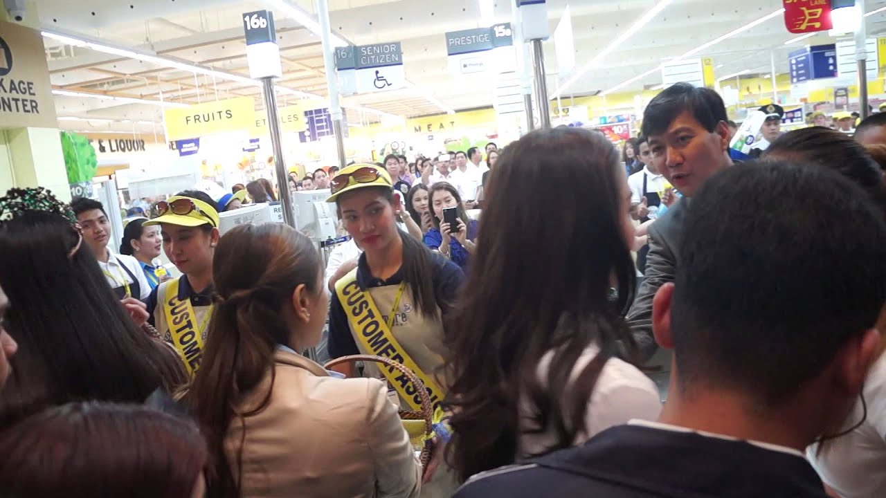 Julia Montes, Iya Villana, and others at SaveMore SM Light Mall Opening