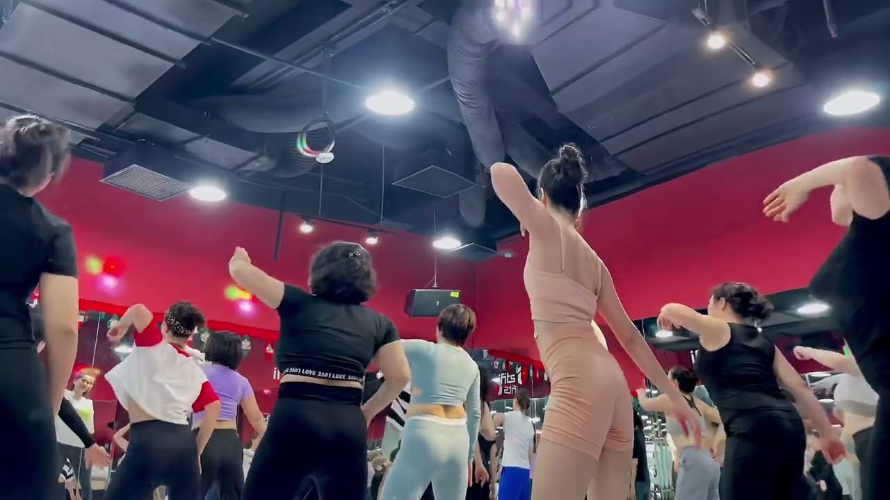Chị em rủ nhau độ dáng đón Tết hay sao mà phòng tập đông thế 😂