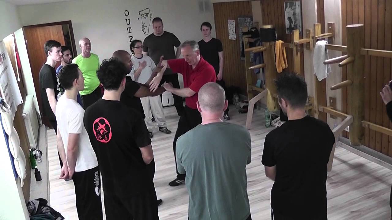 Sifu Niko unterrichtet am 25.10.2014 in Nauheim