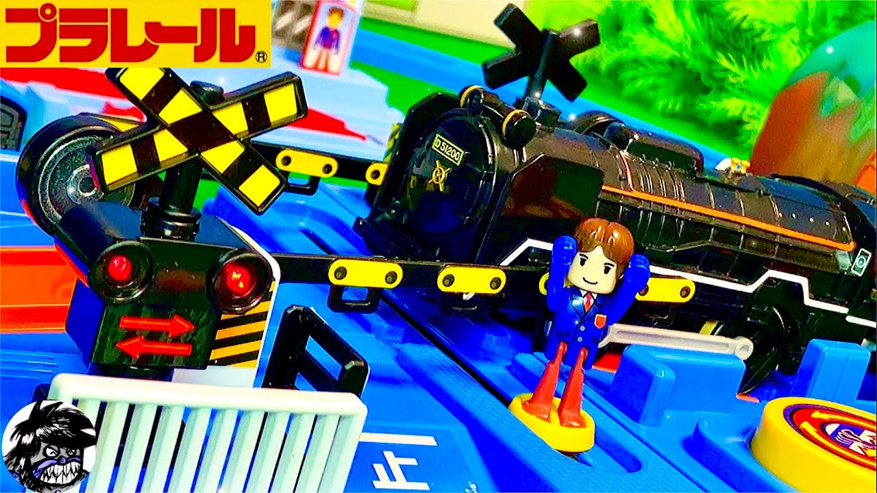 Plarail PlaKids пересекает железнодорожный переезд! Сигнализация звучит и мигает! Невероятно реал...