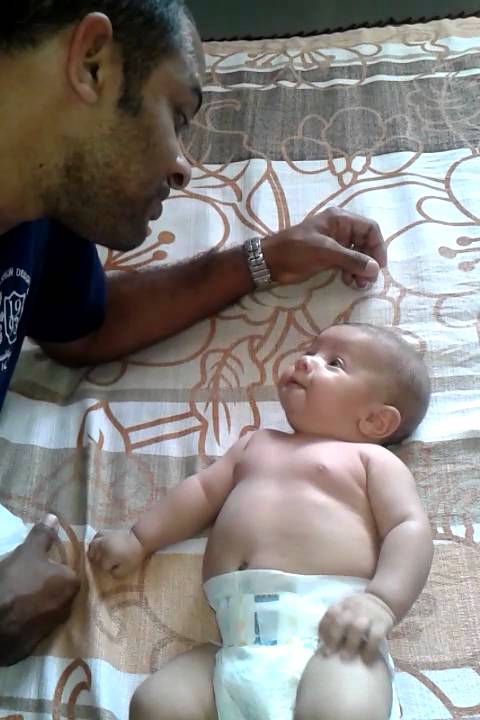 Bebê de 3 meses conversando com o pai.