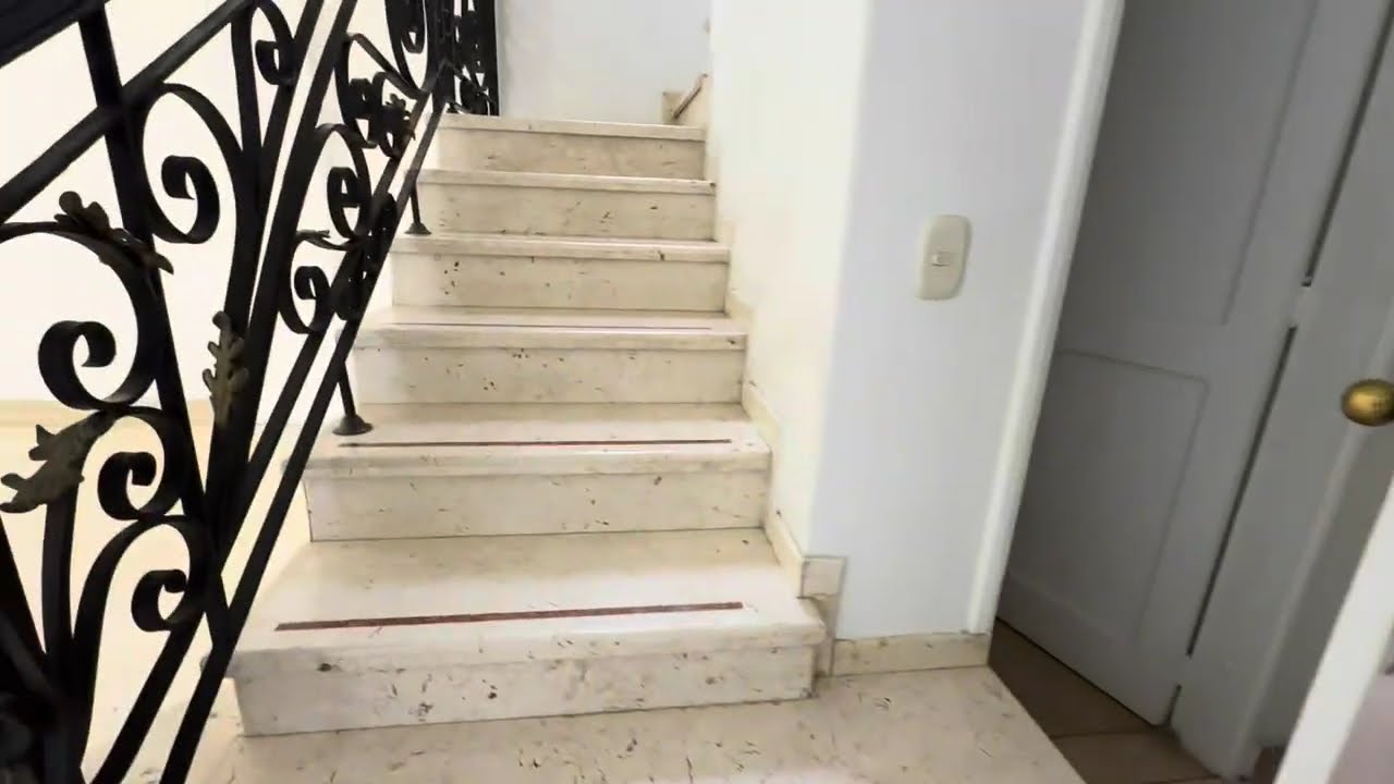 Generosa casa, Enigado. Antioquia. Con gran terraza, balcón. Potencial 4ta alcoba
