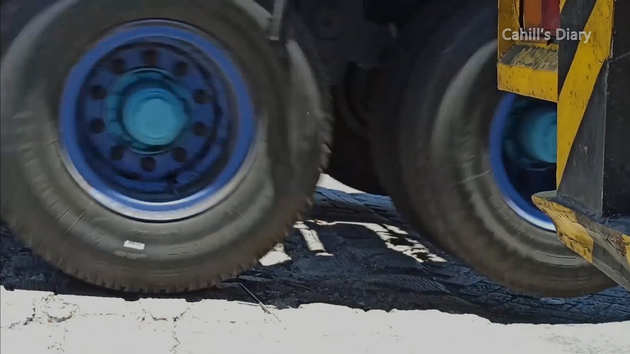 Trucks Hit Pothole | Truk Container Lewat Jalan Lubang