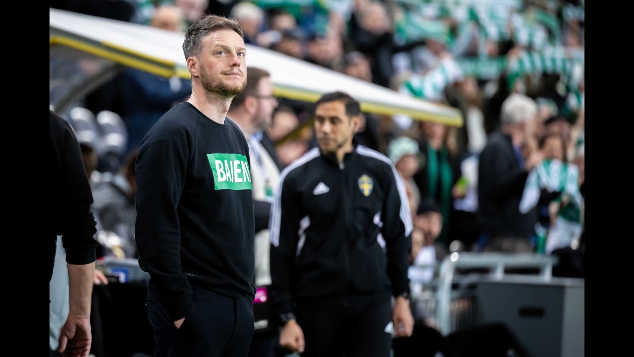 Kim Hellberg sings along in Hammarby's national anthem Just idag är jag stark