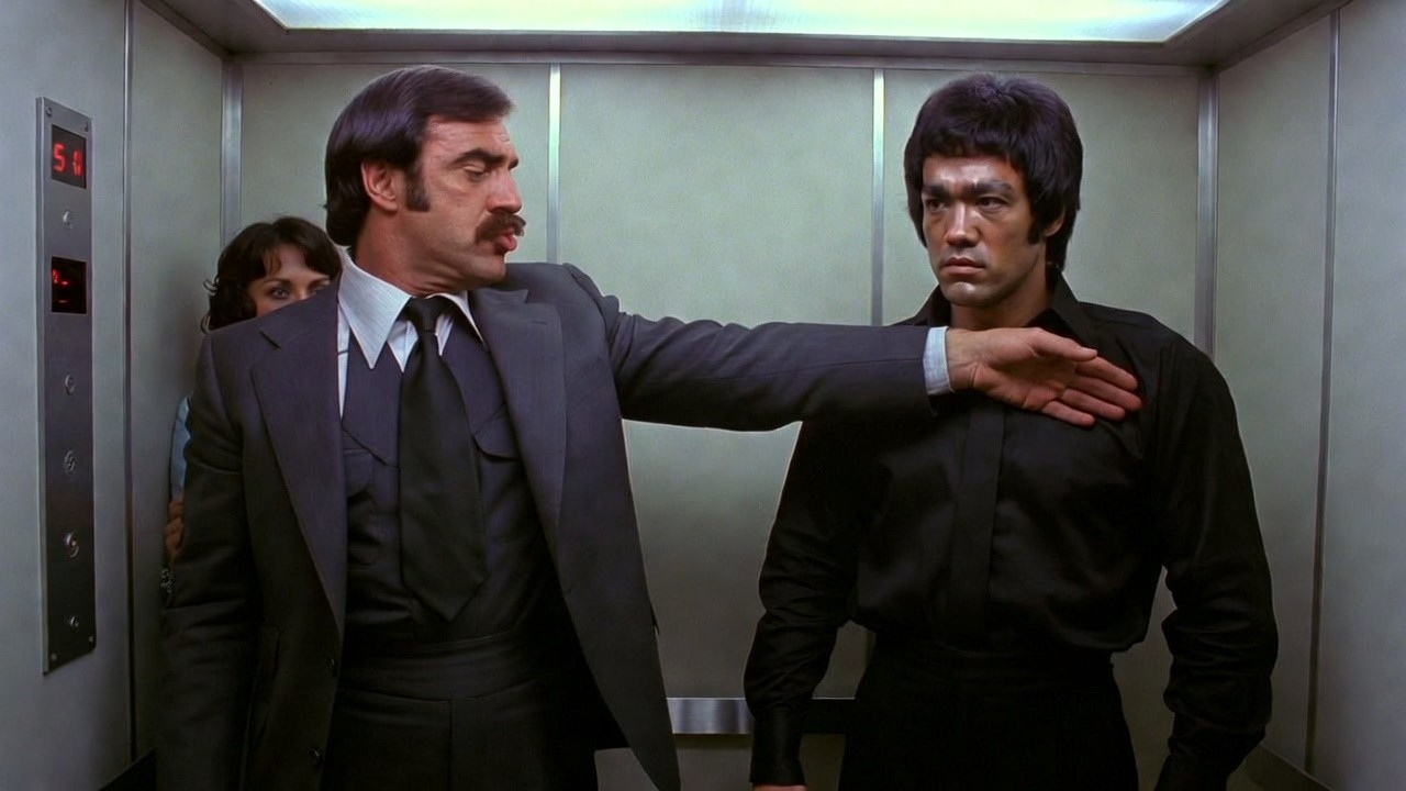 BRUCE LEE IM HOTELAUFZUG: 140KG MAFIOSO 