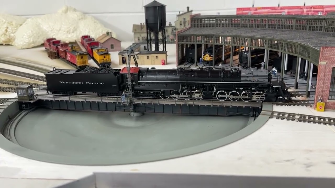 Quick Clip - Northern Pacific Z5 on Turntable / Entering Roundhouse